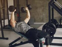Latihan Gym Fokus Upper Body Untuk Membentuk Otot Dada Bahu Dan Lengan Proporsional Optimal