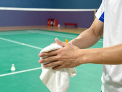 Cara Mengatasi Telapak Tangan Basah Saat Bermain Badminton Agar Raket Stabil