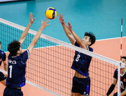 Teknik Dasar Melakukan Blocking Smash Dengan Menjatuhkan Bola Di Depan Net